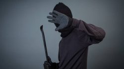 Pria Pencuri Kabel Acungkan Parang Saat Dikejar Warga.