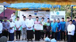 Safari Ramadan Ke-4, Bupati Roby Serahkan Bantuan CSR Rp50 Juta Untuk Masjid Al Munawwaroh.