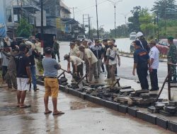 Satpol PP Tanjungpinang Bongkar Pagar Kayu di Depan PT Prendjak