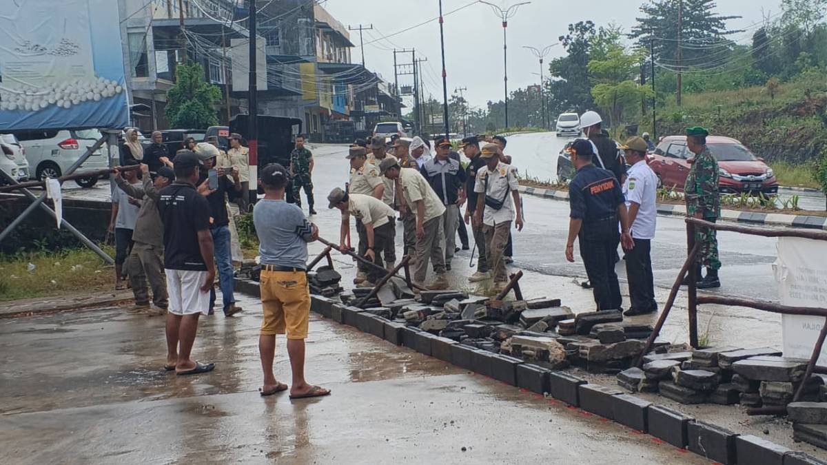 Satpol PP Tanjungpinang Bongkar Pagar Kayu di Depan PT Prendjak.