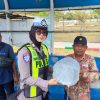 Satlantas Polres Karimun Bagikan Helm untuk Pengemudi Ojek