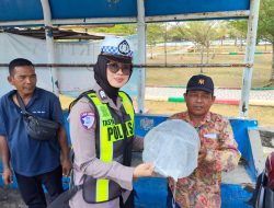 Satlantas Polres Karimun Bagikan Helm untuk Pengemudi Ojek