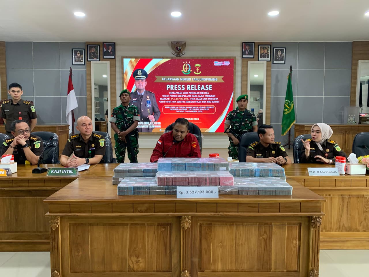 Kejari Tanjungpinang Eksekusi Rp3,5 Miliar Uang Ganti Rugi Negara Kasus Korupsi Harly Tambunan.