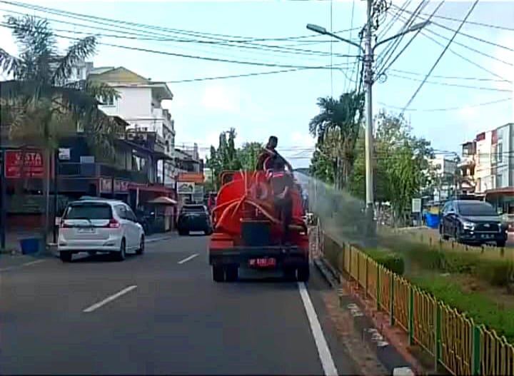 Krisis Air, Disperkimtan Tanjungpinang Pangkas Frekuensi Penyiraman Tanaman Kota.