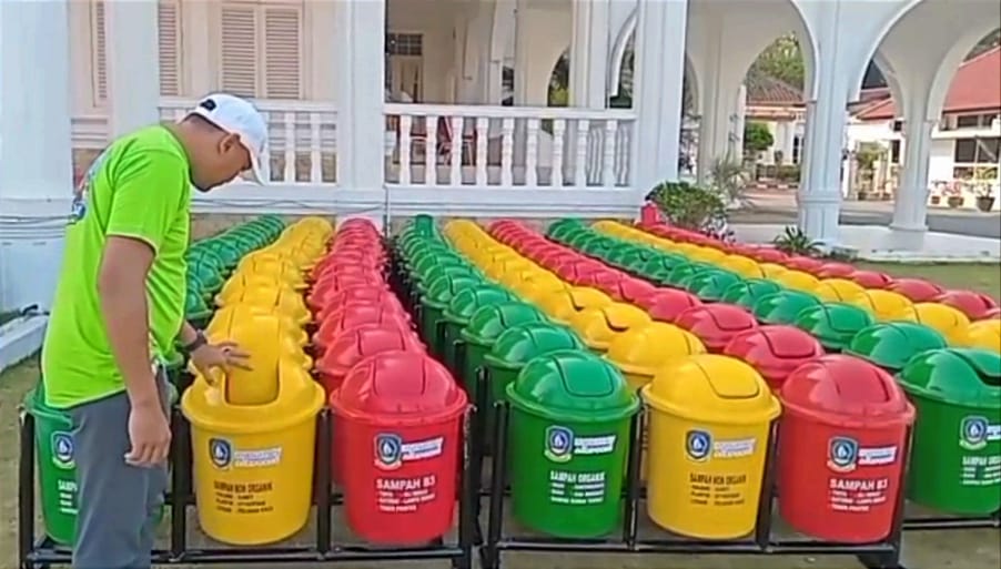 Dukung Indonesia Asri, Bandara RHF Sebar 135 Tong Sampah di Kawasan Tugu Sirih.