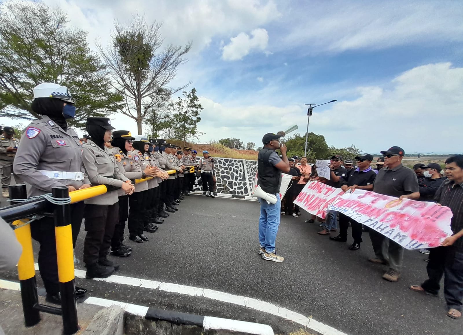 Aksi Demo Driver Maxim Tanjungpinang di DPRD Kepri, Protes Tarif Tak Sesuai SK Gubernur.