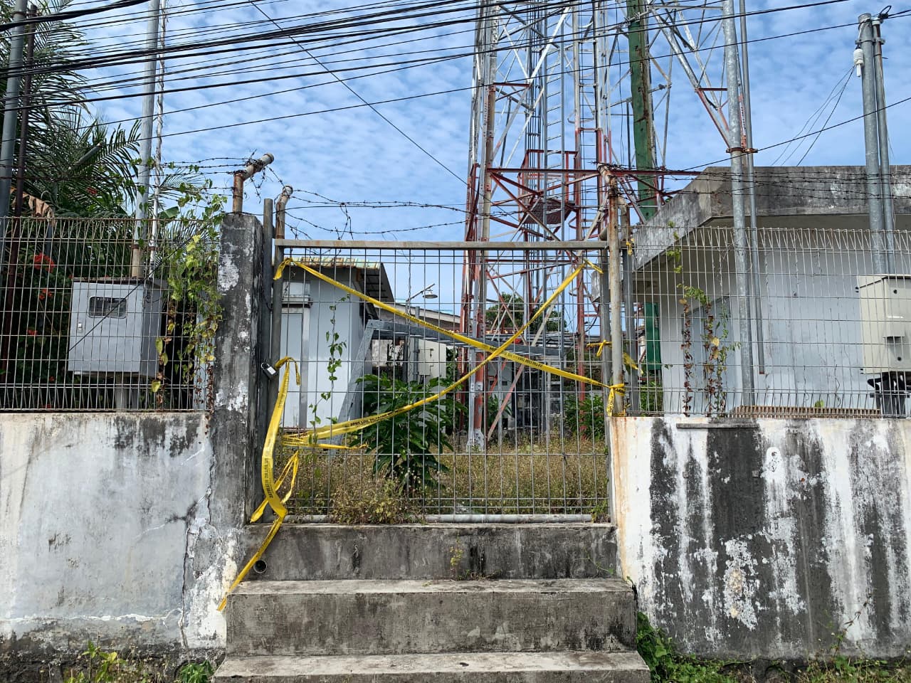 Meski Disegel, Tower Ilegal di Gang Akasia Masih Berdiri; Warga: Segel Lepas, Listrik Aktif.