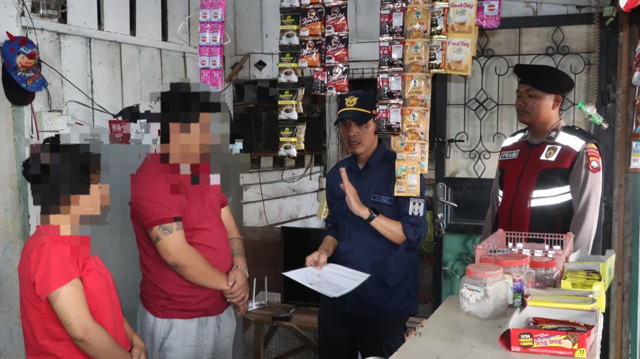 Petugas Gabungan Razia Belasan Toko Diduga Jual Miras dan Rokok Ilegal di Karimun.