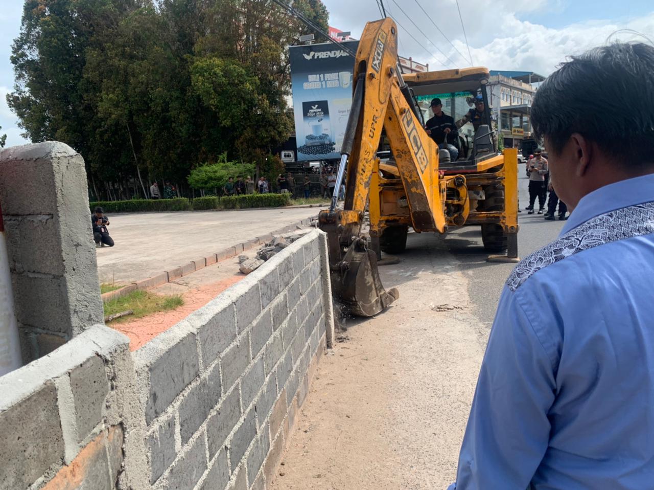 Satpol PP Bongkar Pagar PT Prendjak, Kuasa Hukum Nilai Tindakan Tergesa dan Abaikan Prosedur.