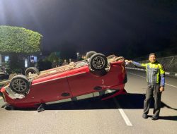 Diduga Hilang Kendali, Mobil Calya Terbalik di Jalan Basuki Rahmat Tanjungpinang