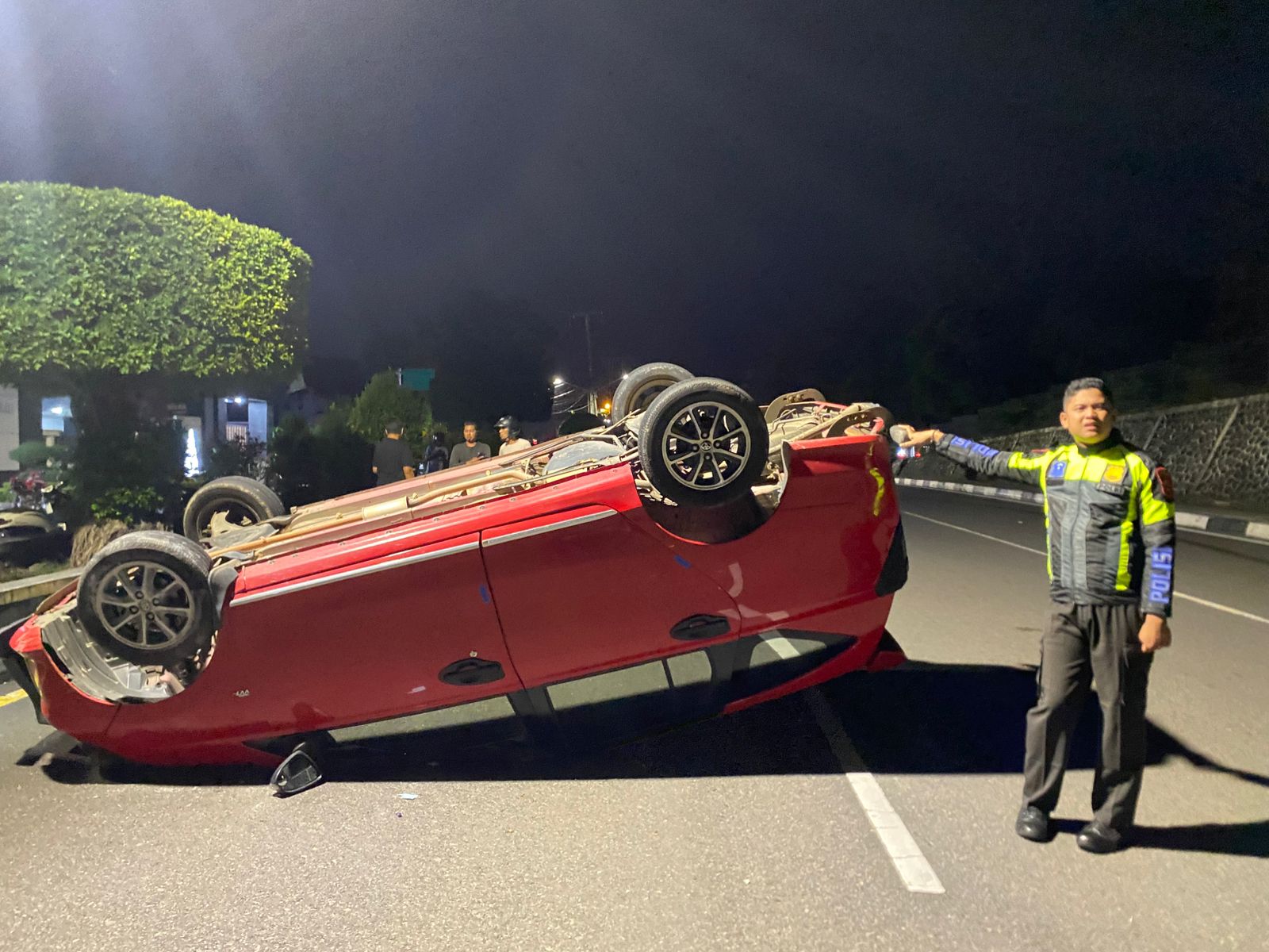 Diduga Hilang Kendali, Mobil Calya Terbalik di Jalan Basuki Rahmat Tanjungpinang.