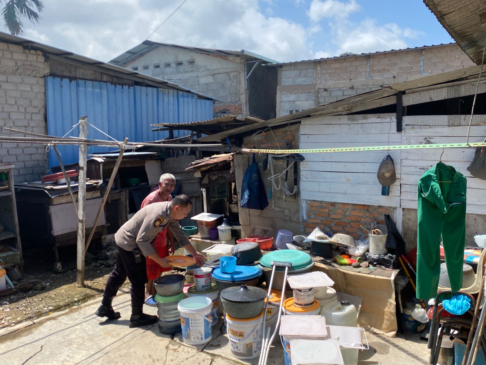 Polsek Batu Ampar Amankan Pendistribusian Air Bersih di Kelurahan Tanjung Sengkuang.