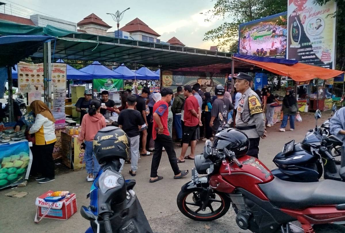 Antisipasi Gangguan Kamtibmas, Polsek Tanjungpinang Timur Lakukan Pengamanan Pasar Tumpah Ramadan.