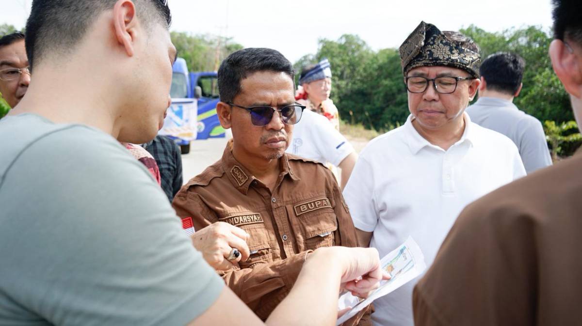 Bupati Karimun Bersama Investor China dan Singapura Cek Lokasi Pembangunan PLTS Raksasa di Pulau Belat.