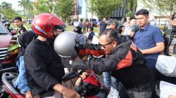 Kapolda Bersama HDCI Batam- Kepri Bagikan Helm dan Takjil Kepada Pengendara.