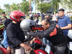 Kapolda Bersama HDCI Batam- Kepri Bagikan Helm dan Takjil Kepada Pengendara