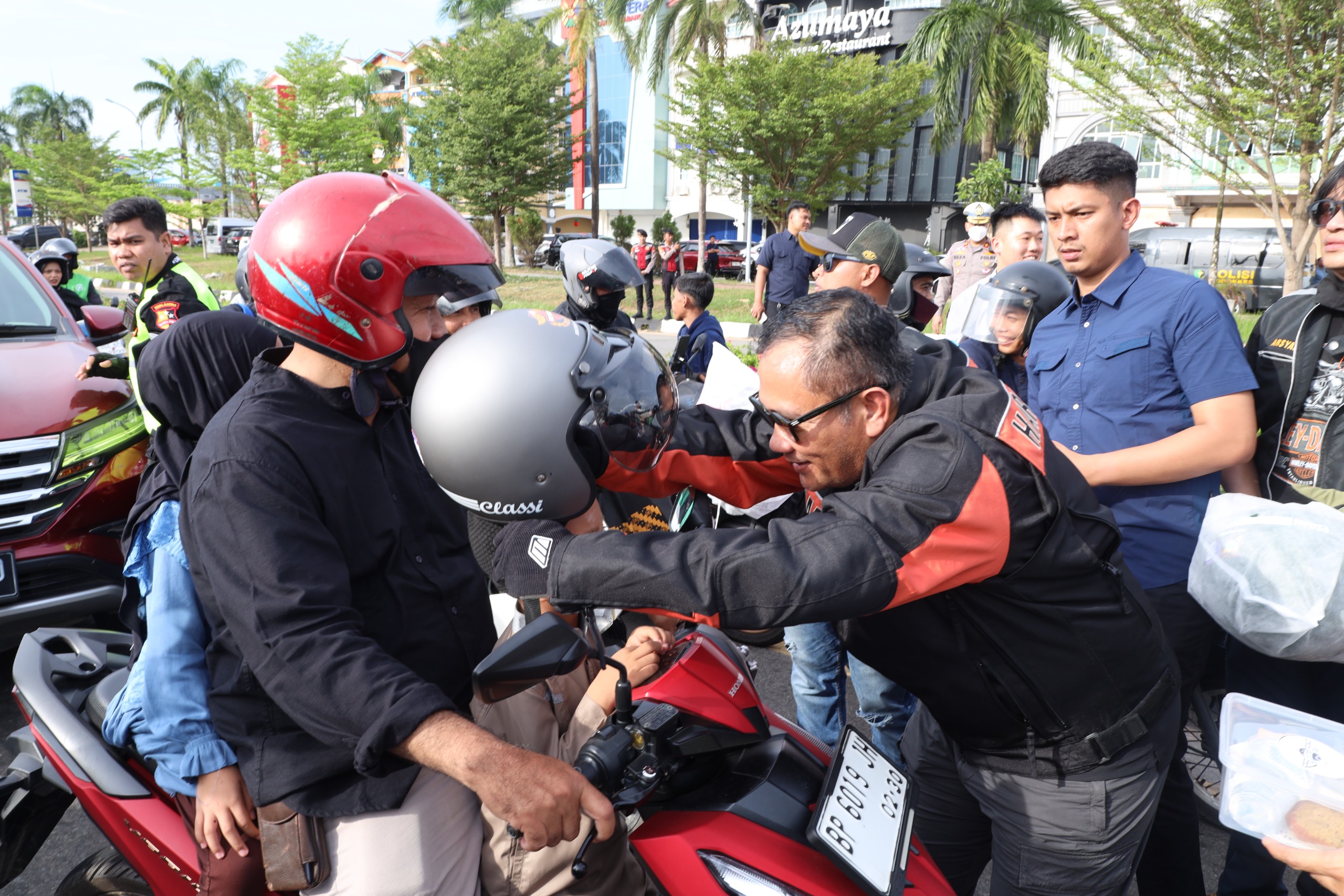 Kapolda Bersama HDCI Batam- Kepri Bagikan Helm dan Takjil Kepada Pengendara.