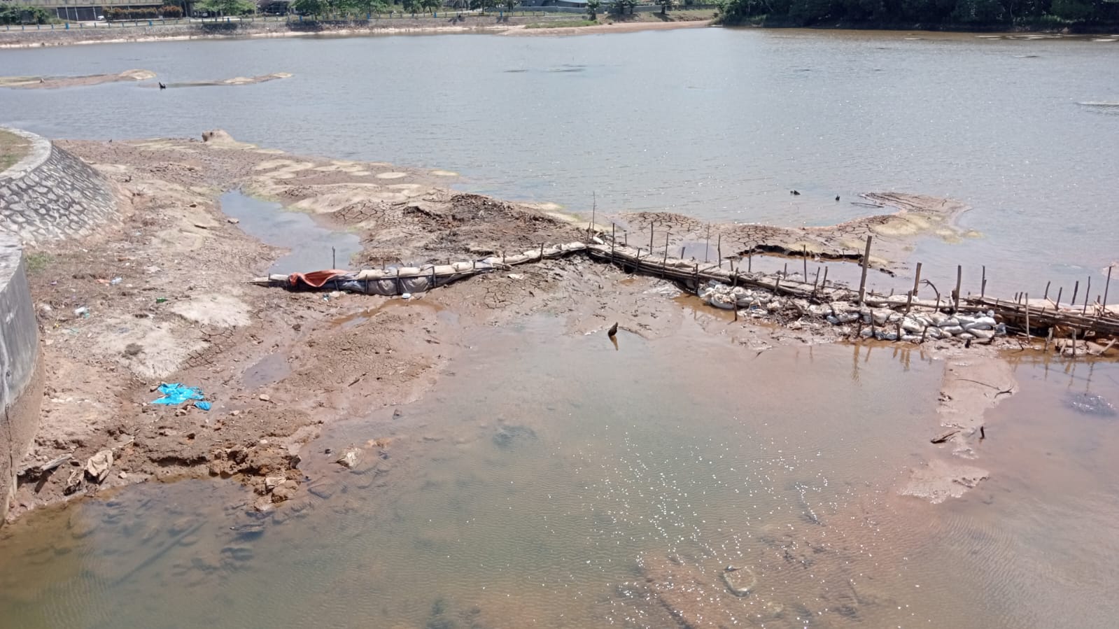Kemarau Melanda, Waduk Gesek Menyusut Sebabkan Pasokan Air PDAM Terganggu.