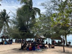 Momen Libur Lebaran, Pantai Gaseng Dompak Diserbu Lebih dari 500 Pengunjung