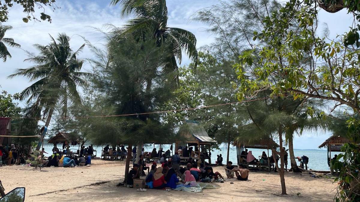 Momen Libur Lebaran, Pantai Gaseng Dompak Diserbu Lebih dari 500 Pengunjung.