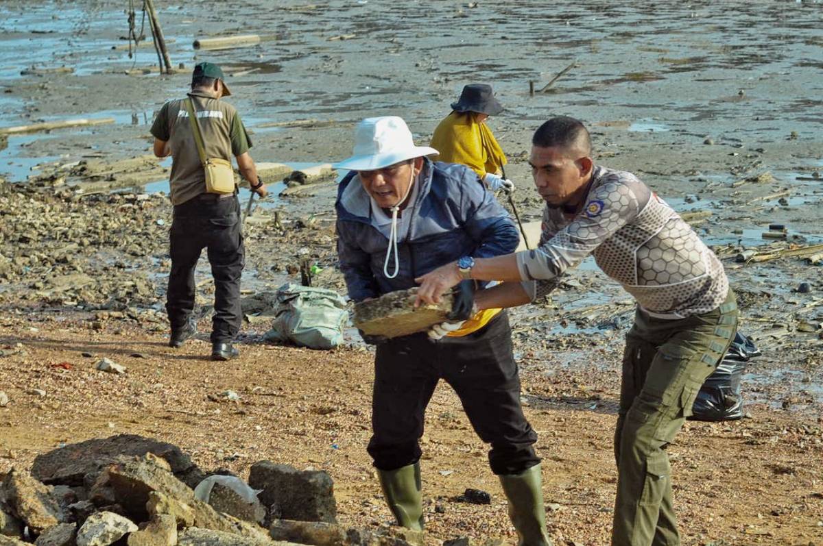 Ngabuburit Sambil Goro, Gubernur Ansar Pimpin Aksi Bersih Laut di Pulau Penyengat.