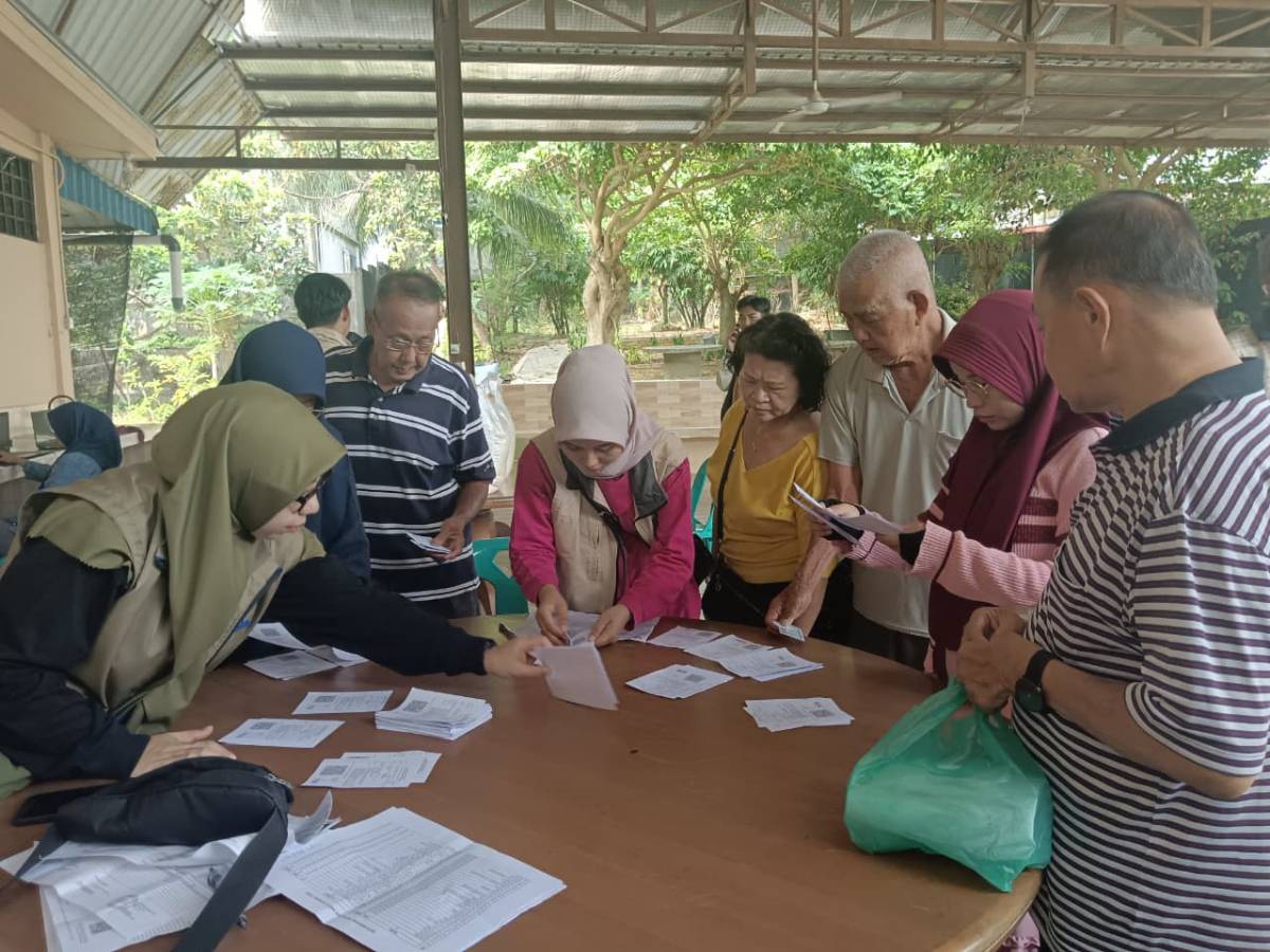 Ribuan Warga Tanjungpinang Terima Bantuan Pangan Beras & Minyak Goreng.