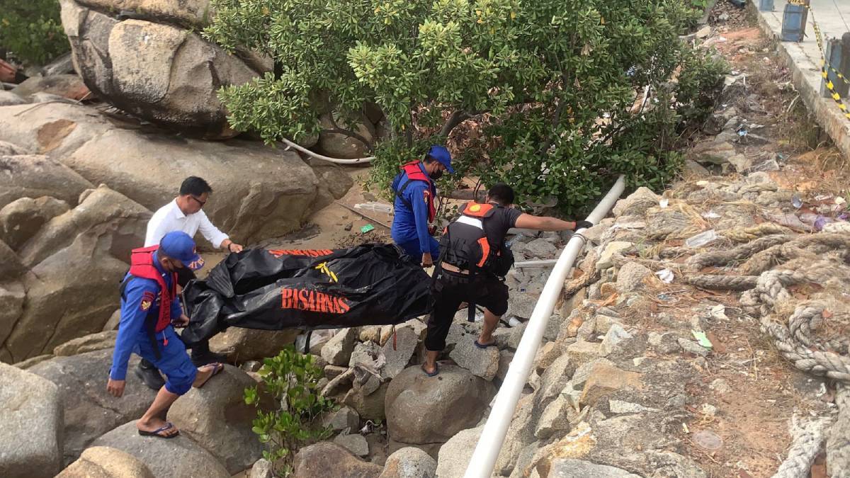SAR Karimun Evakuasi Sesosok Mayat Ditemukan Mengapung di Perairan Pulau Asam.
