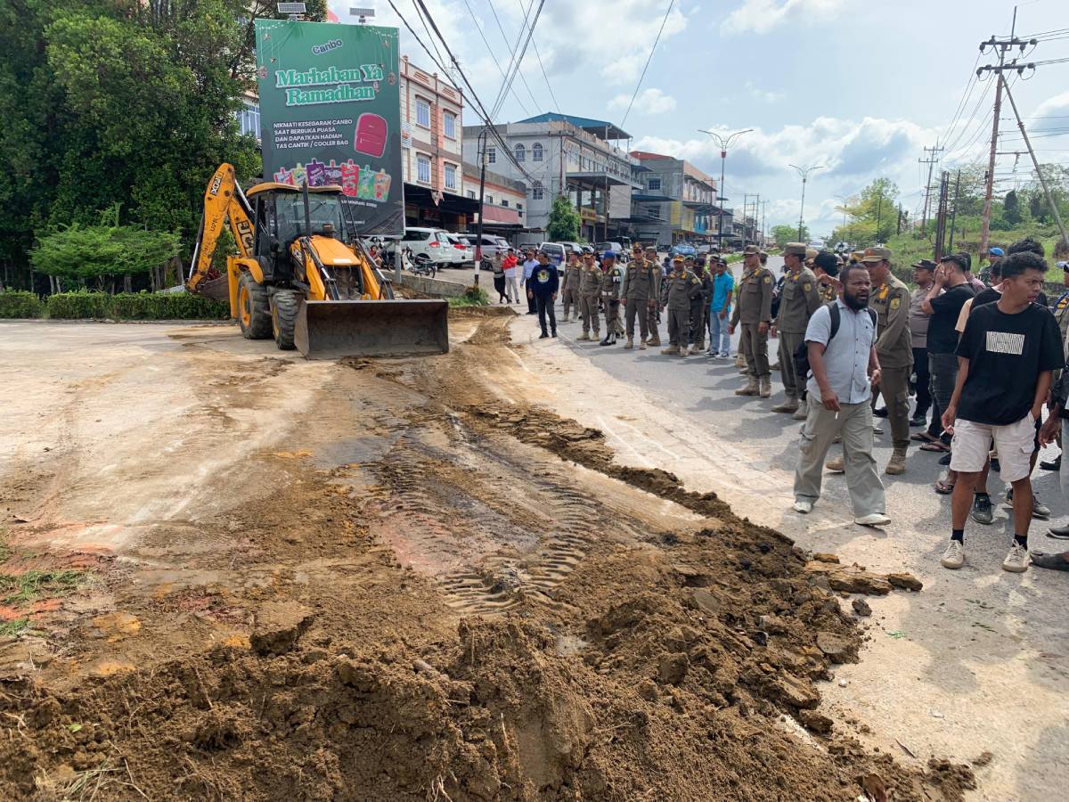 Satpol PP Tanjungpinang Kembali Tertibkan Bangunan Pagar di Depan PT Prendjak.