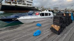 Speedboat Tanpa Awak Kandas di Pulau Panjang, Bea Cukai Batam Amankan 1,12 Juta Batang Rokok Ilegal.