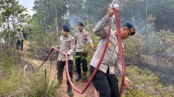 Tim Karhutla Polda Kepri Lakukan Pemadaman Lahan Terbakar di Pantai Nirwana dan Bukit Daeng.