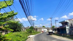 Warga Keluhkan Kabel Semrawut di Kijang Lama, Berpotensi Bahayakan Pengendara.
