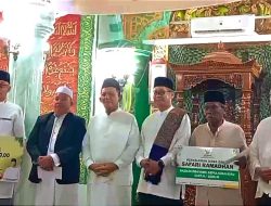 Gubernur Ansar Serahkan Bantuan Rp300 Juta untuk Masjid Nur Al Weini