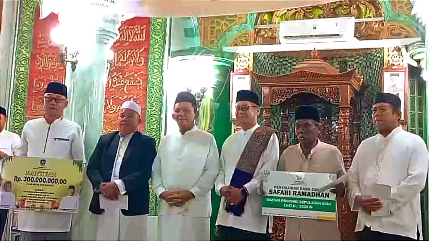 Gubernur Ansar Serahkan Bantuan Rp300 Juta untuk Masjid Nur Al Weini.