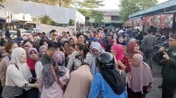 Ratusan Emak-Emak Serbu Gerakan Pangan Murah di Tanjungpinang.