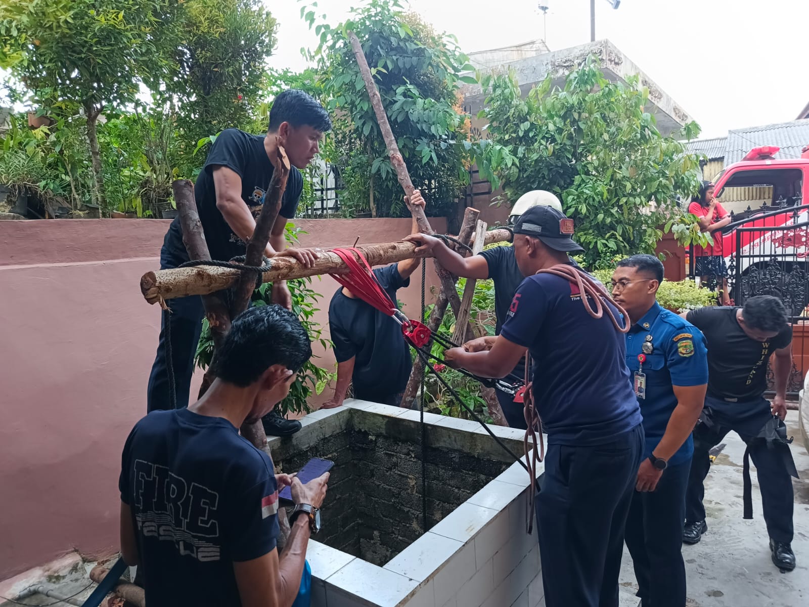 Lemas Terhirup Asap Mesin Dalam Sumur, Pekerja di Tanjungpinang Dievakuasi Damkar.