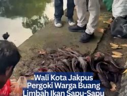 Wali Kota Jakpus Pergoki Warga Buang Limbah Ikan Sapu-Sapu di Kali Pasar Baru