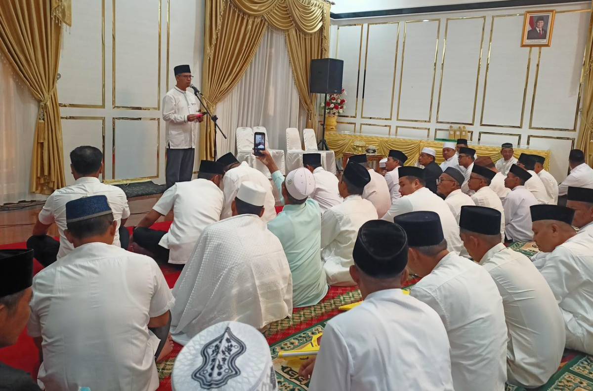 Bupati Karimun Resmi Lepas 120 Jemaah Haji, Tertua 84 Tahun dan Termuda 26 Tahun.