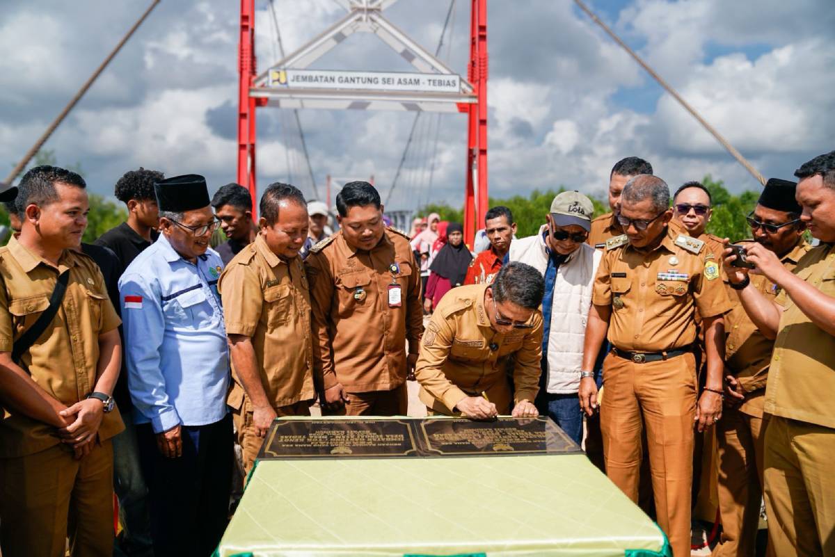 Bupati Karimun Resmikan Jembatan Tok Kenot Kecamatan Belat.