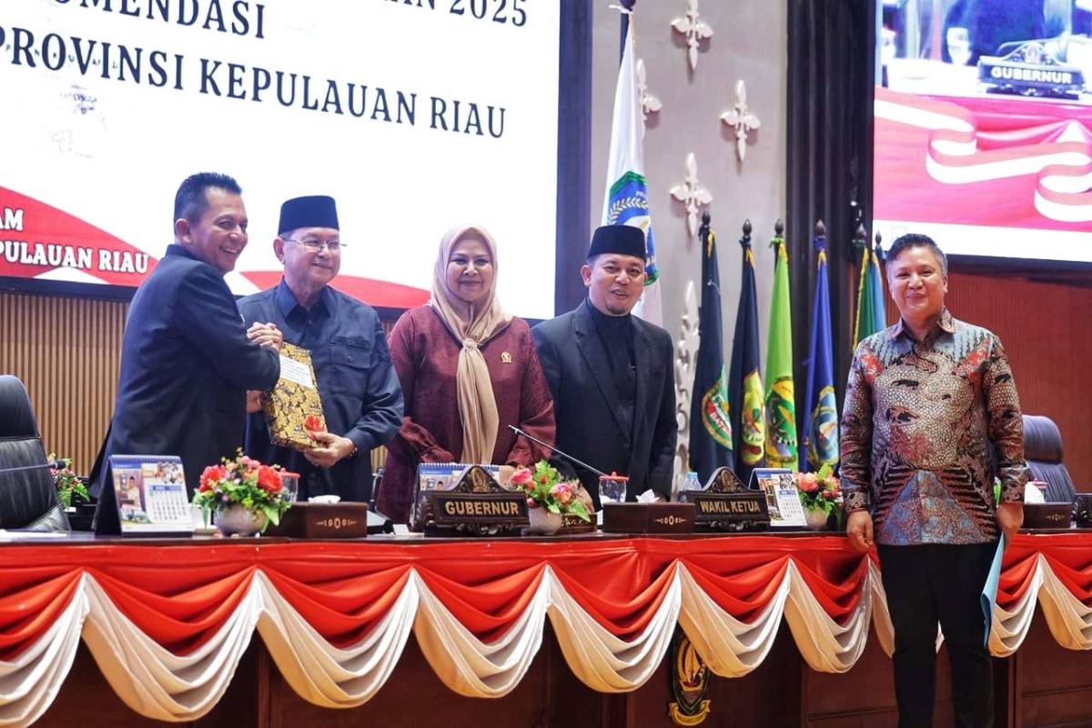 Gubernur Kepri Ansar Ahmad menerima dokumen penyampaian laporan akhir Pansus LKPj Tahun Anggaran 2025 di Gedung DPRD Provinsi Kepulauan Riau, Balairung Raja Khalid Hitam, Dompak, Tanjungpinang, Jumat (17/4/2026).