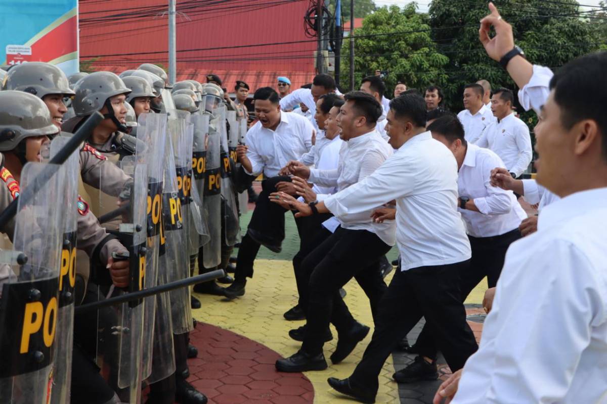 Jelang Peringatan Hari Buruh 2026, Polresta Tanjungpinang Gelar Latihan Dalmas dan Pemeriksaan Alutsista.