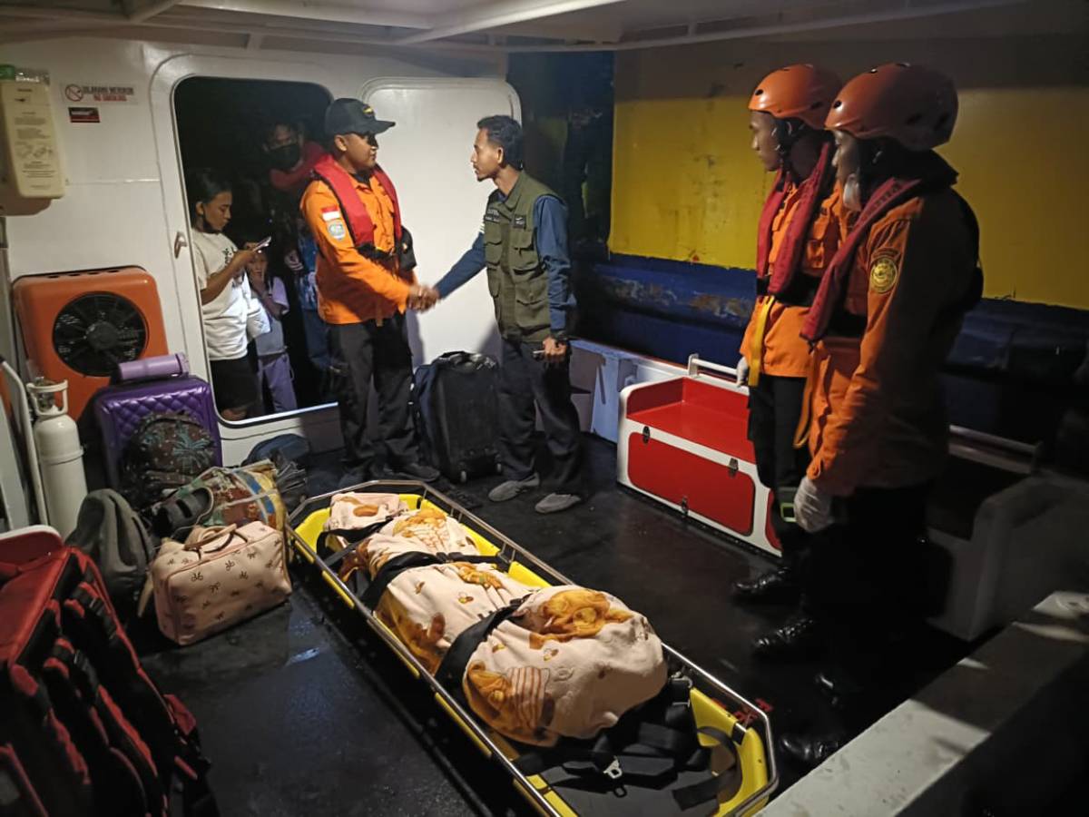 Penumpang KMP Sembilang Alami Darurat Medis, Tim SAR Lakukan Evakuasi di Perairan Pulau Karas.