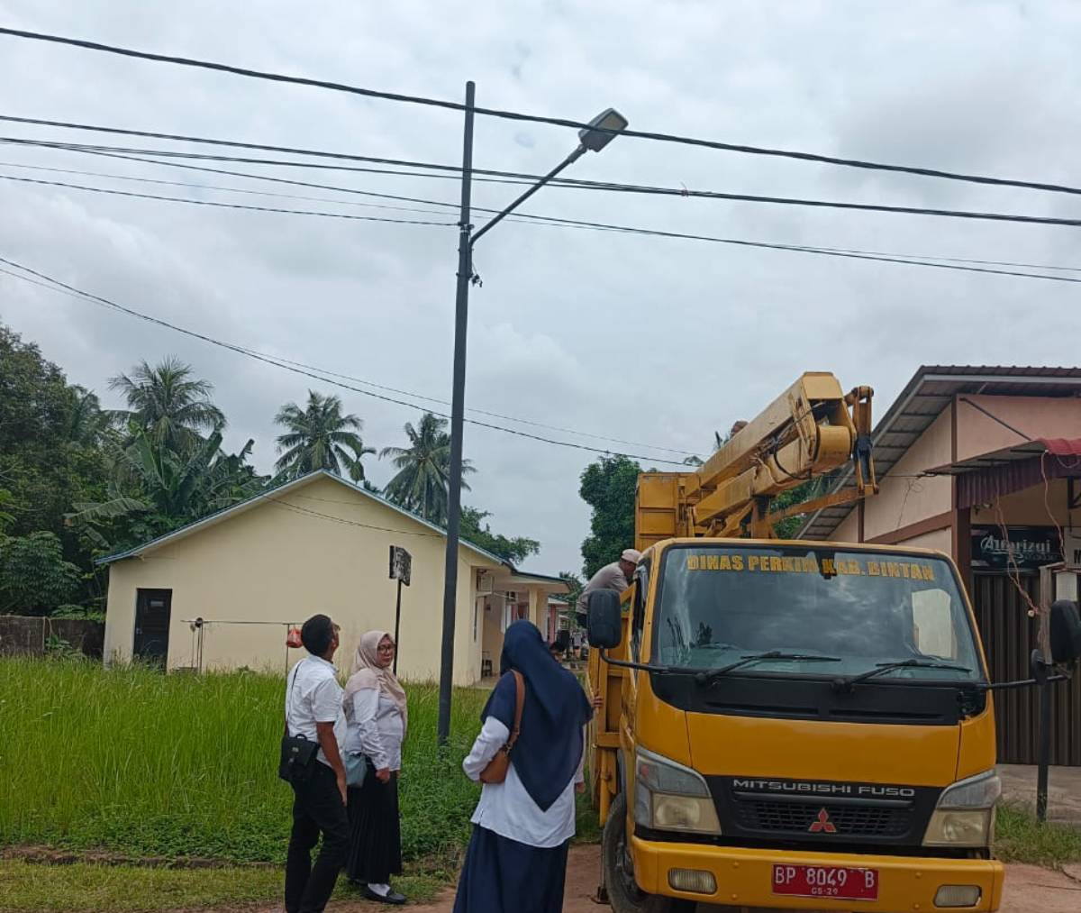Perkim Bintan Pasang 72 Titik PJU di Kawasan Perumahan, Tingkatkan Keamanan Warga.