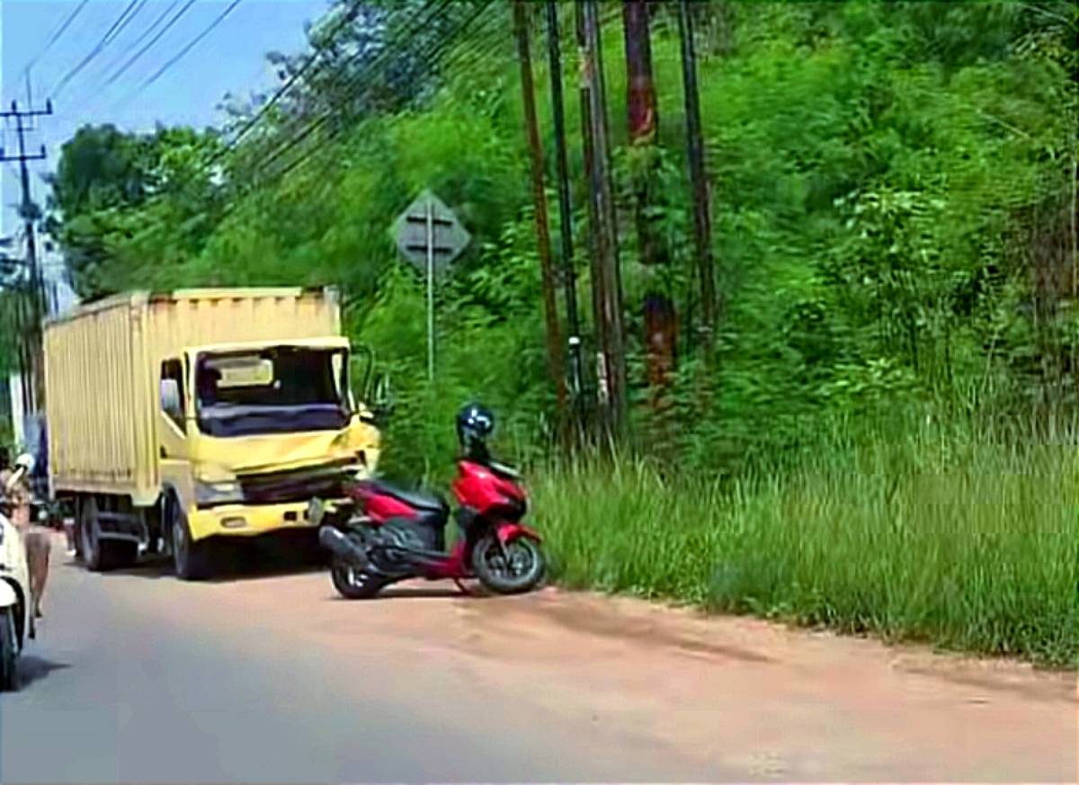 Rem Blong, Truk Box Hantam Motor dan Pick Up di Sei Carang Tanjungpinang.
