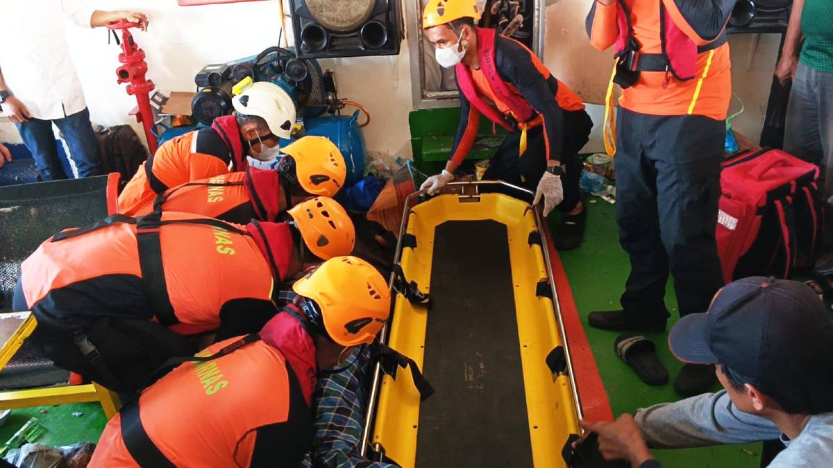 SAR Gabungan Evakuasi Penumpang KMP Sembilang di Pulau Lobam, Diduga Sesak Napas Berat.