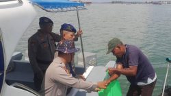 Sat Polairud Polresta Tanjungpinang Salurkan Paket Sembako di Pelantar I.