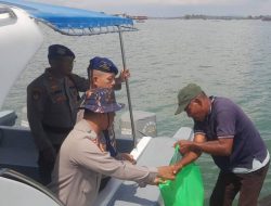 Sat Polairud Polresta Tanjungpinang Salurkan Paket Sembako di Pelantar I