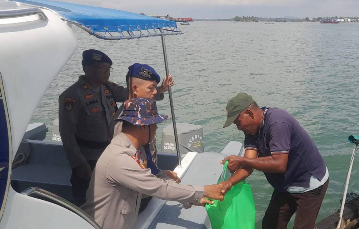 Sat Polairud Polresta Tanjungpinang Salurkan Paket Sembako di Pelantar I.