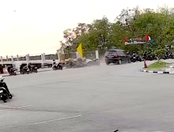 Detik-Detik Mobil Tabrak Pejalan Kaki dan Sepeda Motor di Karimun