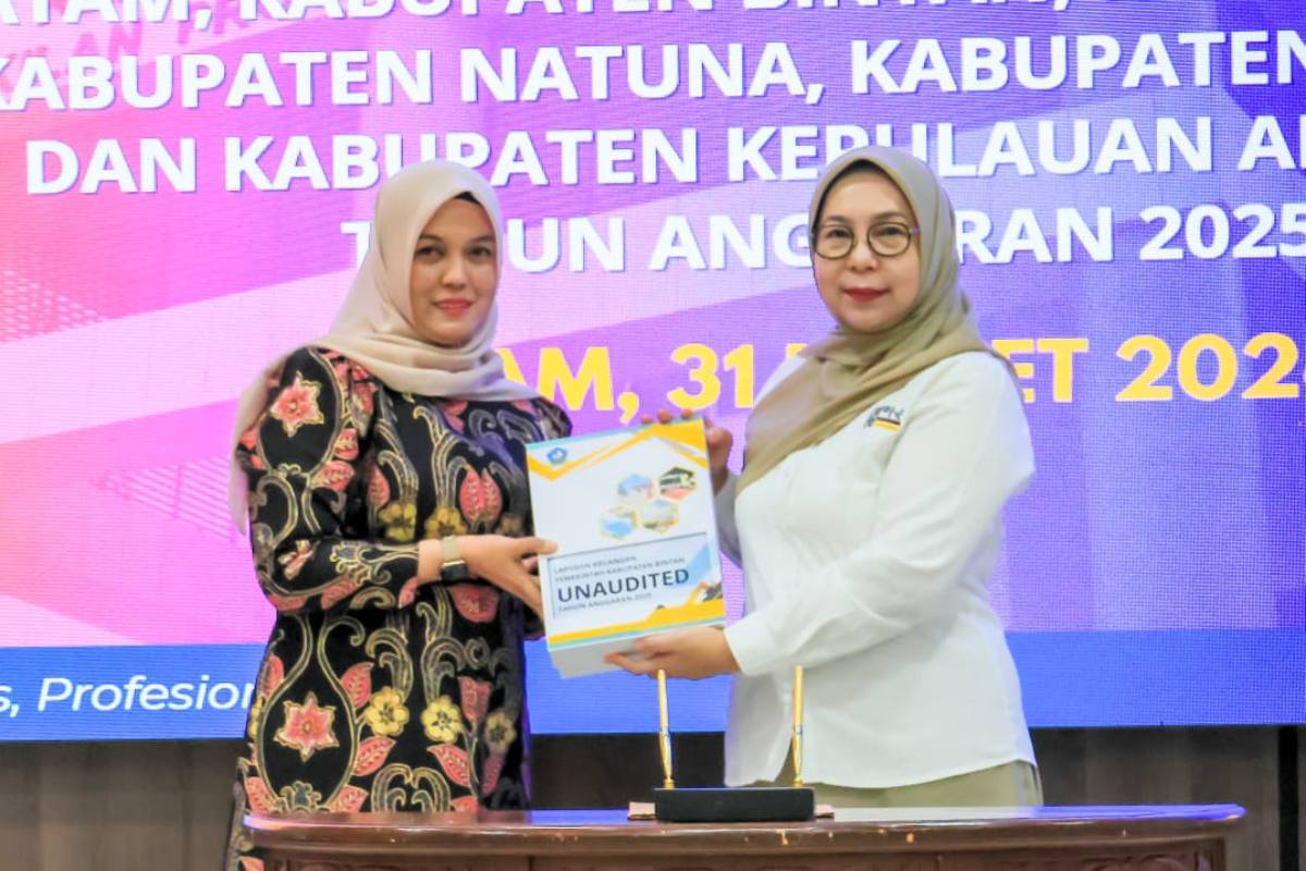 Wakil Bupati Bintan, Deby Maryanti Serahkan LKPD Bintan Unaudited Tahun 2025 ke BPK.