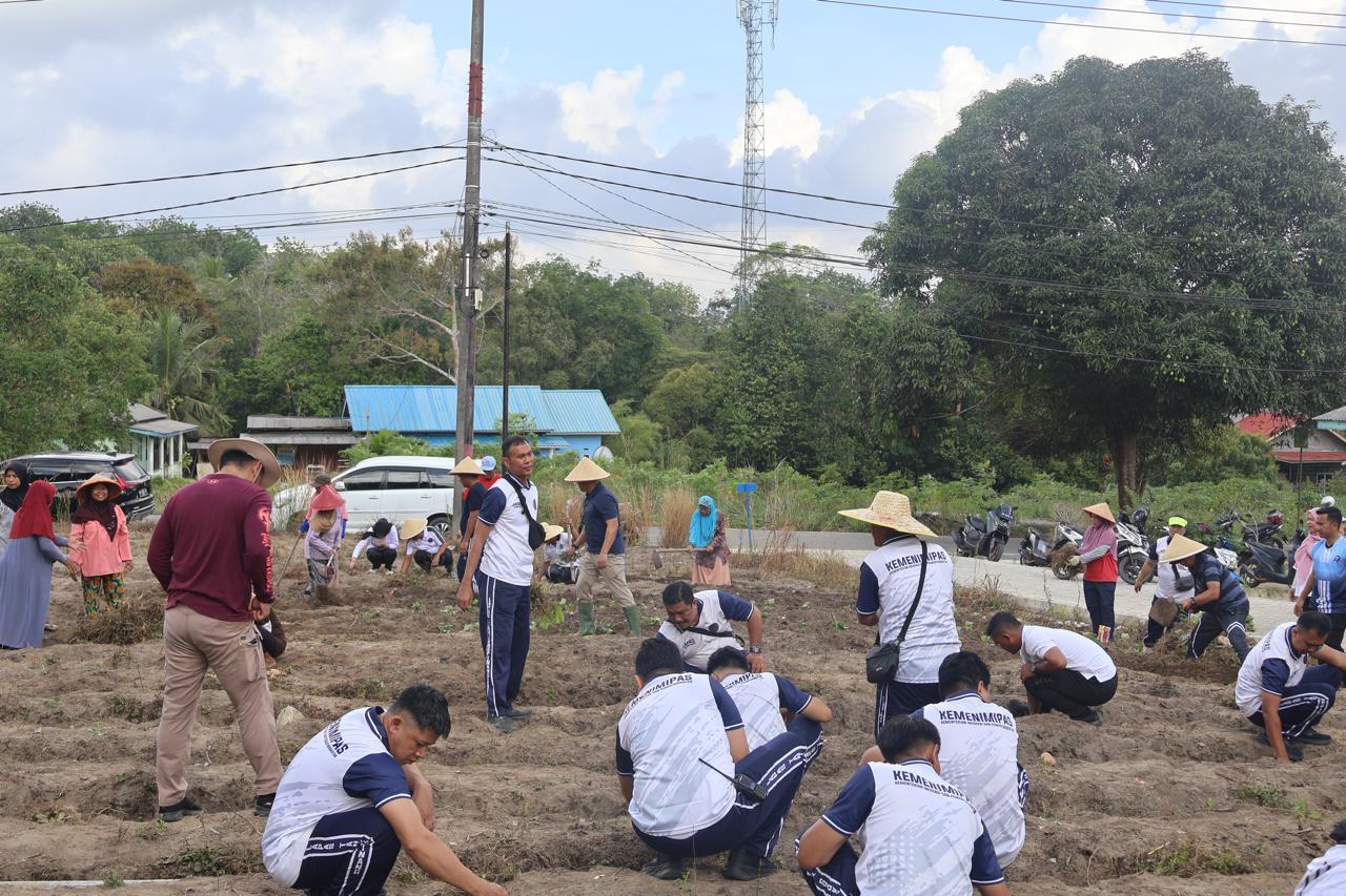 Empat UPT Pemasyarakatan di Kepri Berikan Bantuan Pupuk untuk warga Bintan.